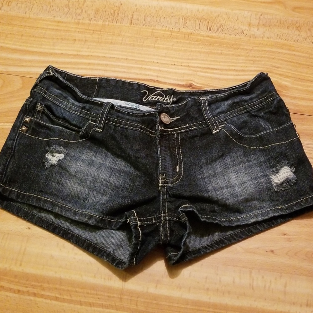 Vanity distressed denim short